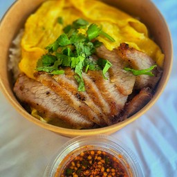 ข้าวไข่ข้น คอหมูย่าง พริกไทยดำ