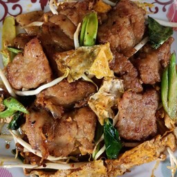 เส้นใหญ่ผัดซีอิ๊วหมูโบราณ ผัดคลุก รสจัดจ้าน