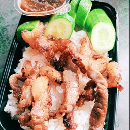 ข้าวหน้าเนื้อแดดเดียวทอดน้ำจิ้มแจ่ว