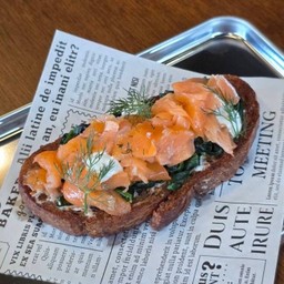 แซลม่อนซาวโดจ์ Smoke Salmon Sourdough
