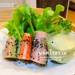 สลัดโรลรวมปูอัด ไส้กรอก แฮมไก่