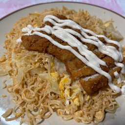 ผัดมาม่าใส่ไข่ + ไก่กรอบ รสต้มยำกุ้ง