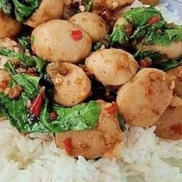 กะเพราลูกชิ้นหมู