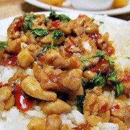 ผักกระเพราไก่ ราดข้าว