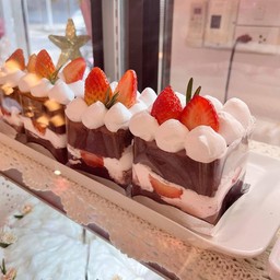 เรดเวลเวทสตอเบอรี่เค้ก