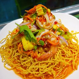 ยำหมี่กรอบกุ้ง 5-6 ตัว