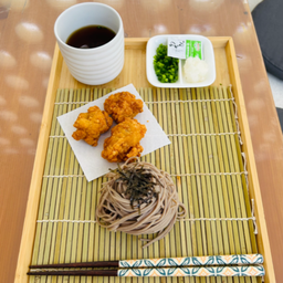 โซบะเย็นและไก่ทอดคาราเกะ