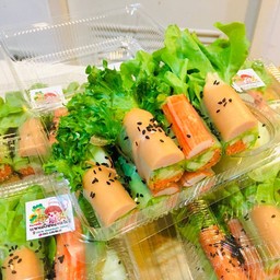 สลัดโรลรวม ปูอัด ไส้กรอกไก่