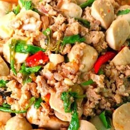 กะเพราลูกชิ้นหมูสับ ราดข้าว