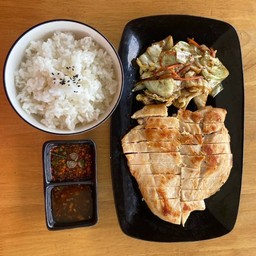 ข้าวหน้าอกไก่ย่าง (น้ำจิ้มแจ่ว)