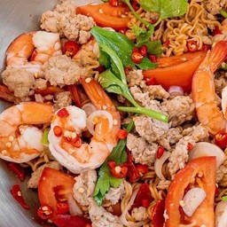 ยำมาม่ากุ้งสุก+หมูสับ