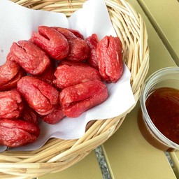 ไส้กรอกแดงทอด(ในตำนาน) พร้อมน้ำจิ้มเข้มข้น