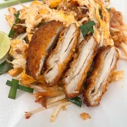 [อร่อยซ่ากับโค้ก] ผัดไทยไก่กรอบห่อไข่ +  โค้ก ออริจินัล (กระป๋อง) 