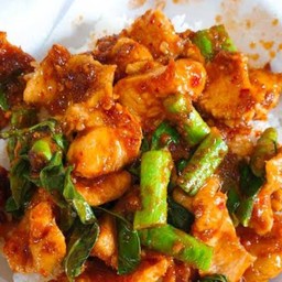 ผัดพริกแกงไก่ราดข้าว