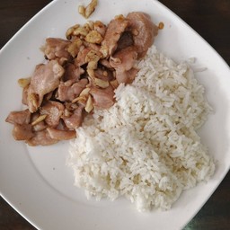 หมูผัดกระเทียมพริกไทยราดข้าว