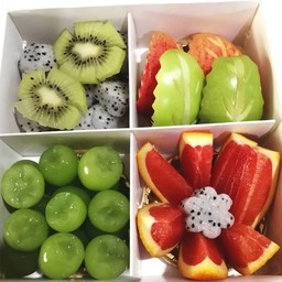 เลือกผลไม้ ได้ 4อย่าง พร้อมจัดผูกโบว์ให้สวยงามเพื่อมอบแด่คนพิเศษ(รบกวนโทรสั่งล่วงหน้า 30นาที )