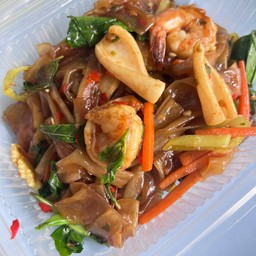 เส้นใหญ่ผัดขี้เมาทะเล