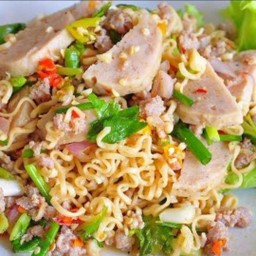 ยำมาม่าหมูสับ+หมูยอ