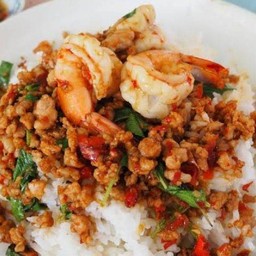 ข้าวกระเพราหมูสับได้กุ้ง 2ตัว