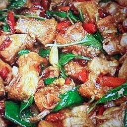 ข้าวราดหมูกรอบผัดใบโหระพา