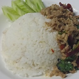 ผัดกระเพราหมูราดข้าว