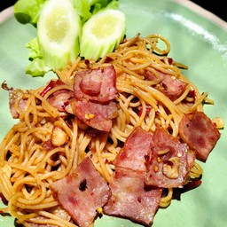 สปาเก็ตตี้เบคอนผัดพริกแห้ง