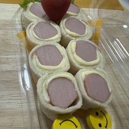 แซนด์วิชโรล (ไส้กรอกชีส)