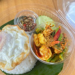 ผัดเผ็ดกุ้งถั่วฝักยาวราดข้าว/ ไข่ดาว