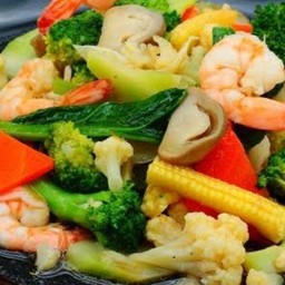 ผัดผักรวมน้ำมันหอย(ทะเล/หมูกรอบ)