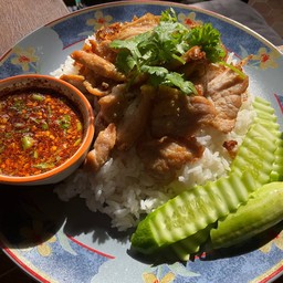 หมูกระเทียมราดข้าวบิ๊กบึ้ม