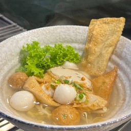 บะหมี่น้ำลูกชิ้นปลา