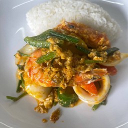 ข้าว ผัดผงกะหรี่กุ้ง+ปลาหมึก