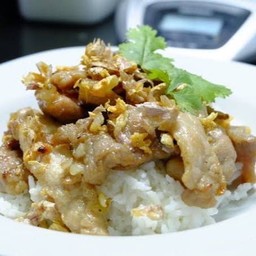 ข้าวหมูทอดกระเทียม