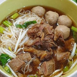ก๋วยเตี๋ยว ลูกชิ้นเนื้อ + เนื้อตุ๋น พิเศษ