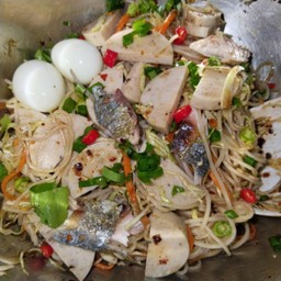 ยำขนมจีน ปลาร้าแซ่บนัวร์