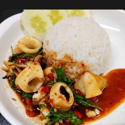 ข้าวกระเพราปลาหมึก