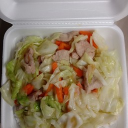 หมูผัดกะหล่ำปลีราดข้าว