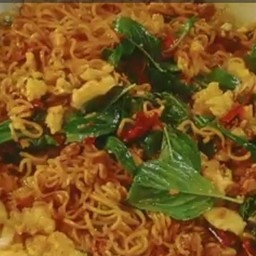 [อร่อยซ่ากับโค้ก] มาม่าผัดใบโหระพา +  โค้ก ออริจินัล (กระป๋อง) 