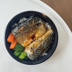 ข้าวราดปลาซาบะ (โปรตีนเน้นๆเต็มครึ่งตัว)