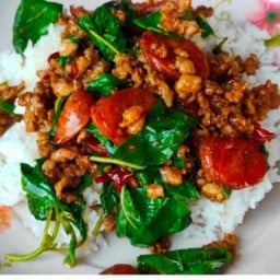 กระเพราหมูสับใส่กุนเชียงราดข้าว