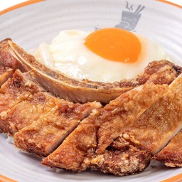 ข้าวหน้าหมูทอดพอร์คชอป (สไตล์ฮ่องกง) เสริฟพร้อม ไข่ดาว