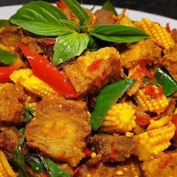 ข้าวผัดพริกแกงหมูกรอบ