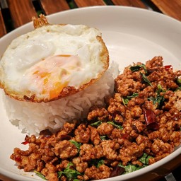 ข้าวกะเพราบ้านใร่ ไข่ดาว