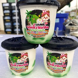 น้ำมะพร้าวปั่นนมสด และ ไส้กรอกอีสาน