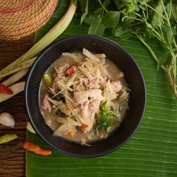 แกงคั่วไก่ใส่หน่อไม่ส้ม