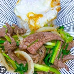 ผัดพริกอ่อนตับหมูราดข้าว