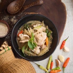 แกงคั่วหมูใส่หน่อไม้ส้ม