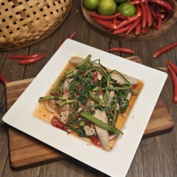 ยำกระเฉดวุ้นเส้น