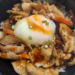 ข้าวหน้าหมูนุ่ม+ไข่ออนเซ็น