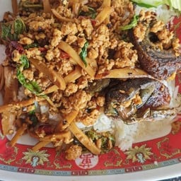 กระเพราไก่ไข่เยี่ยวม้าหน่อไม้